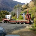 Départ du transporteur. Pas évident. . . un petit coup de pousse de la part de la pelleteuse!